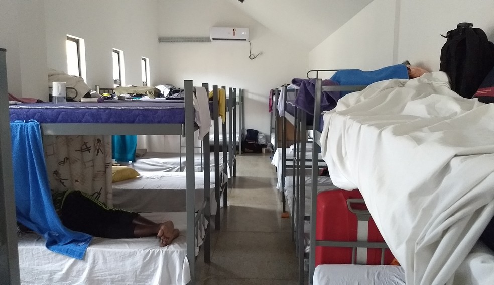 Refugiados dormem em beliches em quartos com ar-condicionado (Foto: Rafael Cardoso/G1)