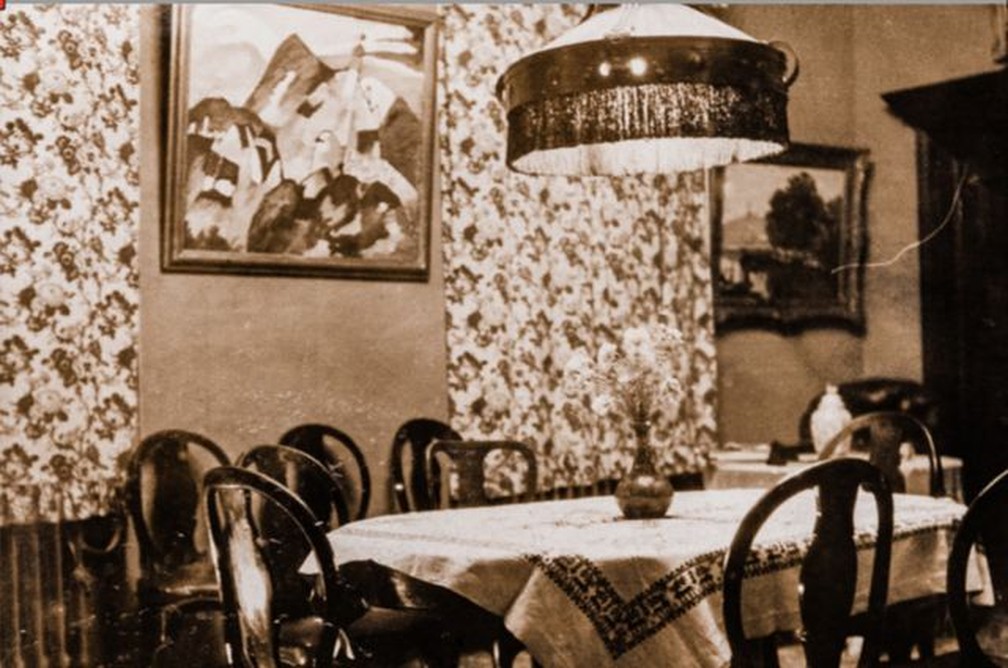 A pintura de Kandinsky na parede da sala de jantar da casa dos Sterns — Foto: Sotherby's/via BBC