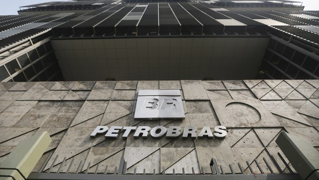 Logotipo na fachada da sede da Petrobras, no Rio de Janeiro (Foto: Mario Tama/Getty Images)