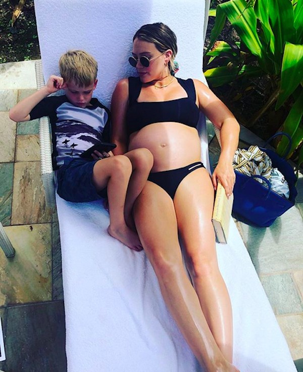 A cantora Hillary Duff mostrando sua barriga de grávida ao lado do filho (Foto: Instagram)