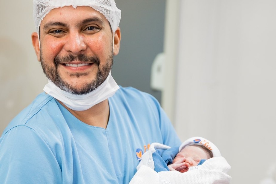 Jorge com a filha recém-nascida, Luisa