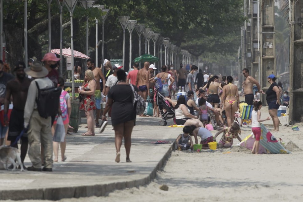 Banhistas aproveitaram praias de Santos, SP, em sábado (12) ensolarado — Foto: Carlos Nogueira/A Tribuna Jornal