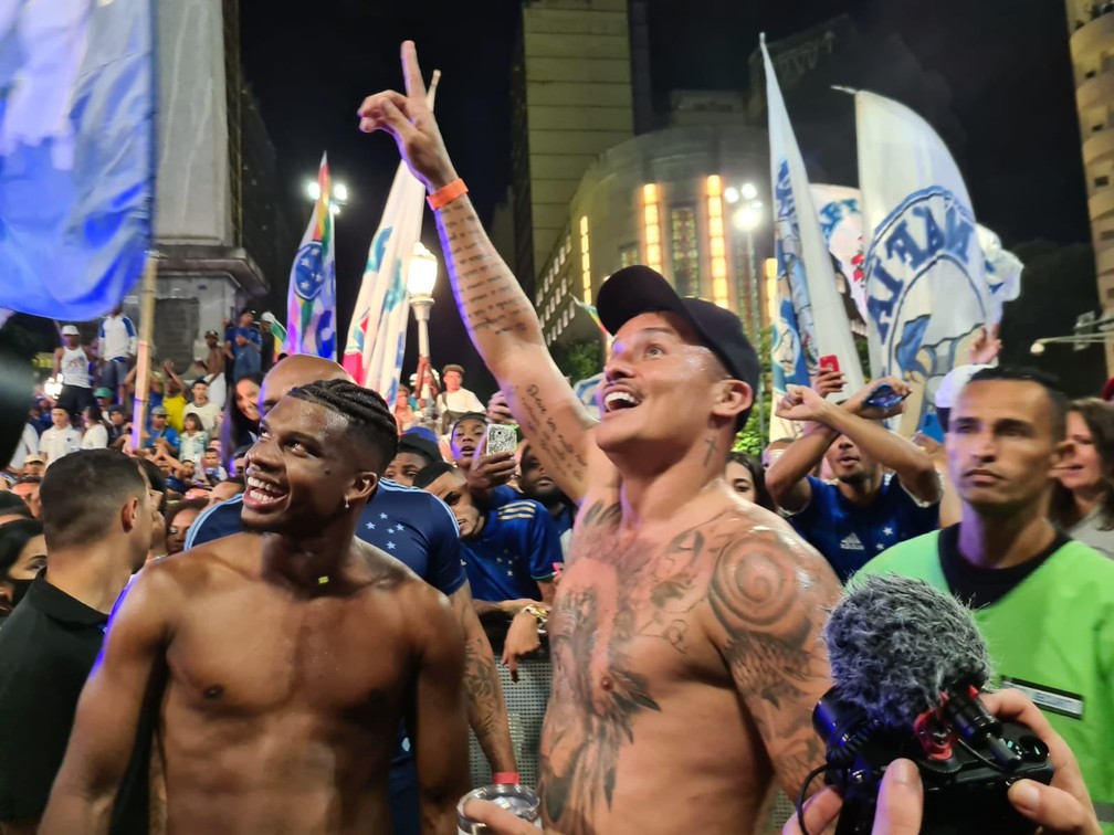 Edu e Lincoln descem do trio e festejam com torcida do Cruzeiro — Foto: Leonardo Parrela