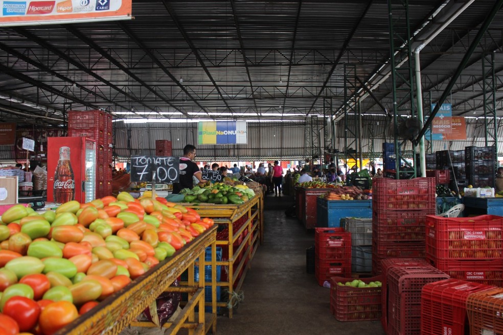 Até a manhã desta sexta-feira (11), ainda era possível encontrar tomate a até R$ 7,00 na Ceasa, em Teresina — Foto: Ilanna Serena/g1