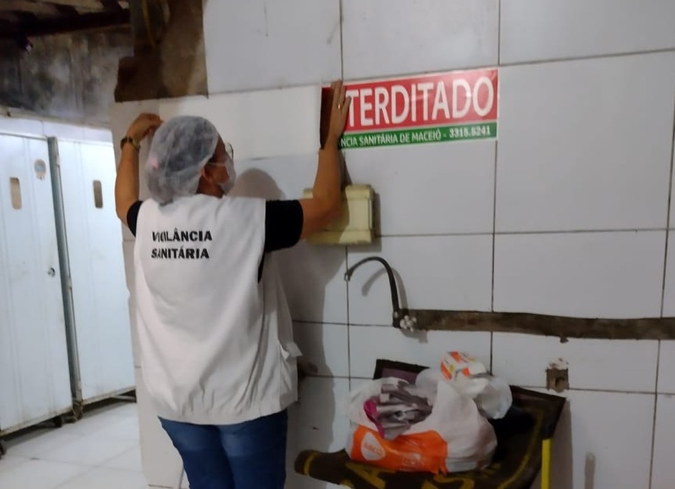 Fiscalização apreende mais de 800 kg de alimentos estragados e interdita três padarias em Maceió — Foto:  Vigilância Sanitária