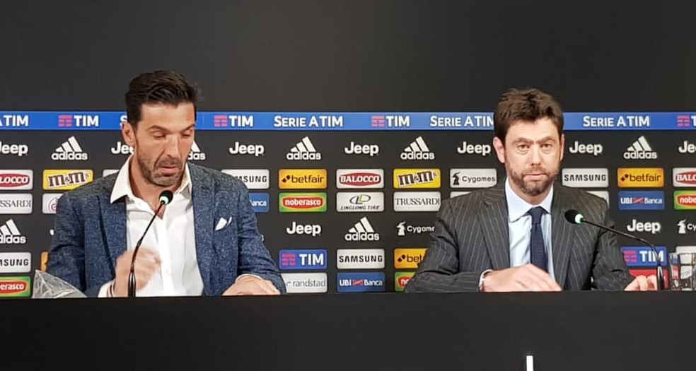 Buffon e Andrea Agnelli, presidente da Juventus, na entrevista coletiva (Foto: ReproduÃ§Ã£o de Twitter)
