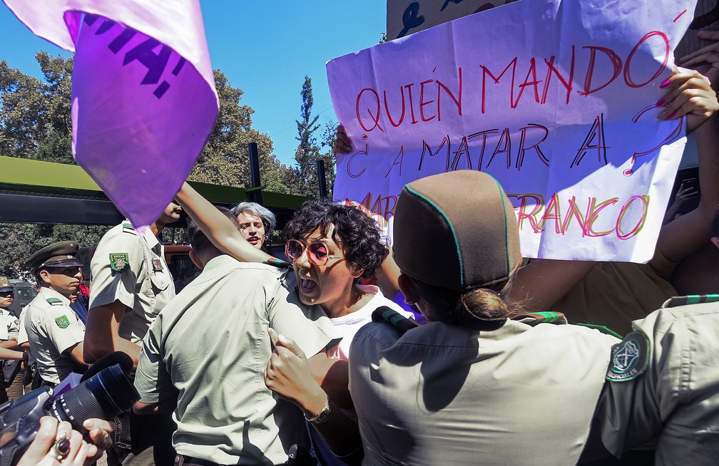 Manifestantes são contidos por policiais durante protesto contra Bolsonaro em Santiago, no Chile, neste sábado (23) — Foto: Matias Delacroix/AFP