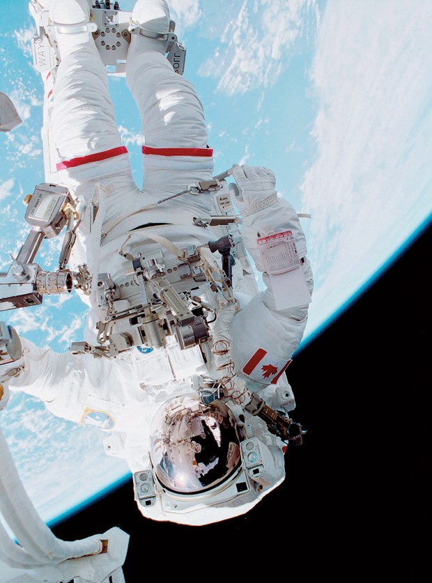 Hadfield, durante caminhada fora da ISS, em missão que chefiou por cinco meses: “Contrate gente sortuda” (Foto: Divulgação)