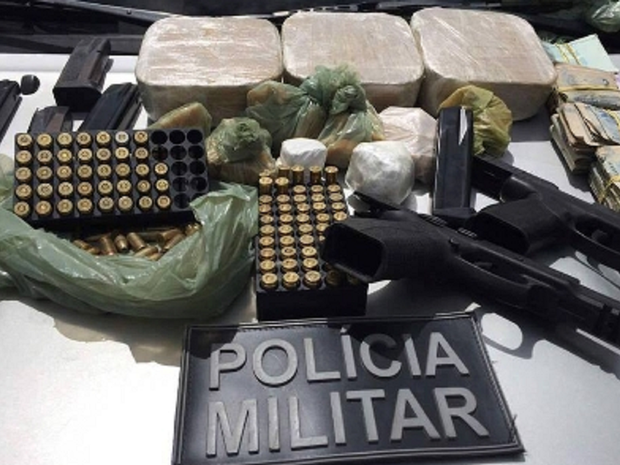 Os militares recuperaram a quantia roubada e apreenderam armas e munições (Foto: SSPDS/Divulgação)