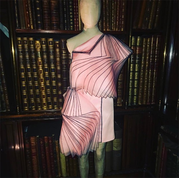Book ends at Chatsworth. Christopher Kane organza dress from 2014 in the library. Exhibition dates: 25 March to 22 October 2017. (Foto: @suzymenkesvogue)