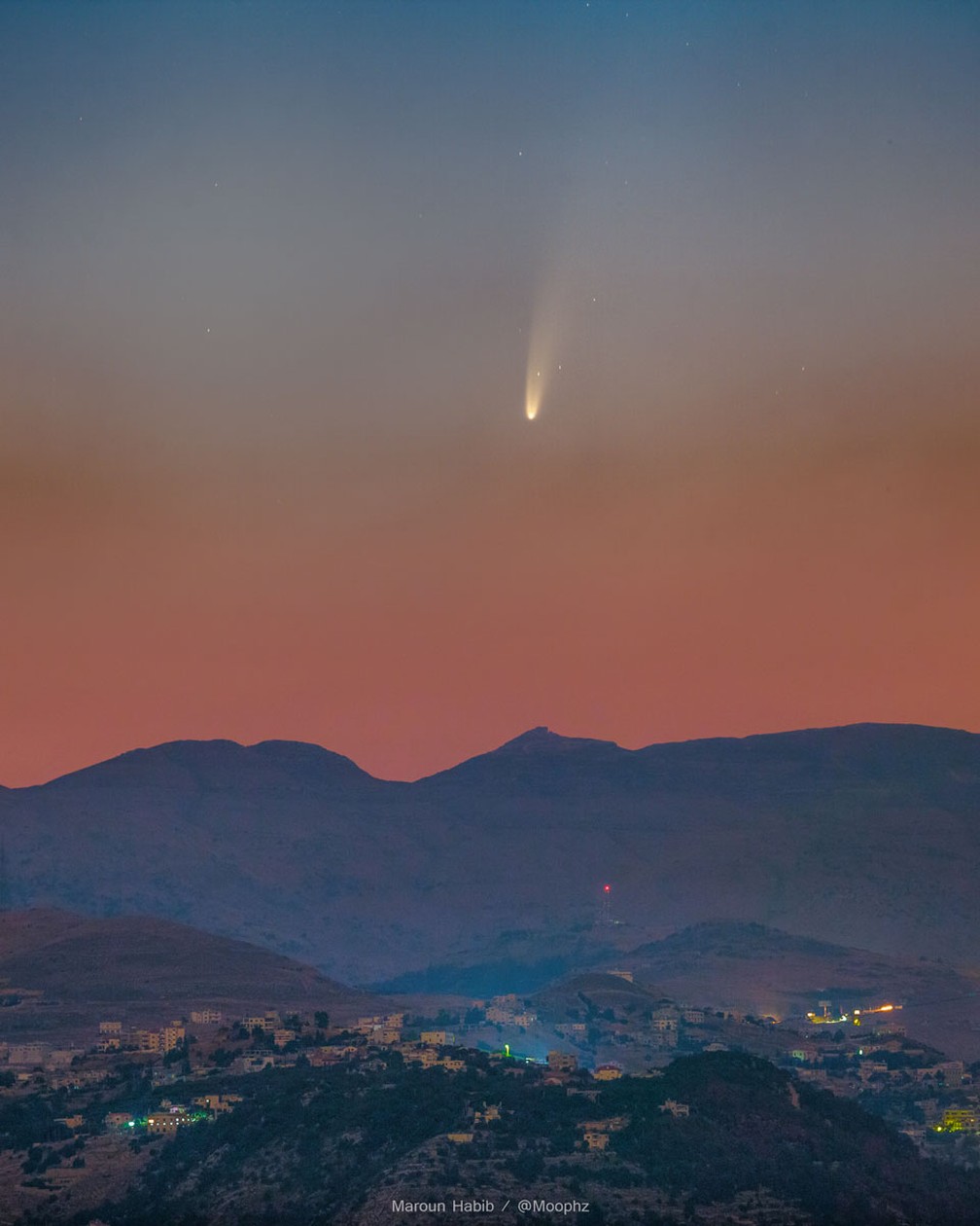Cometa Neowise é fotografado no céu do Líbano em 7 de julho de 2020  — Foto: Maroun Habib (Moophz)/Nasa