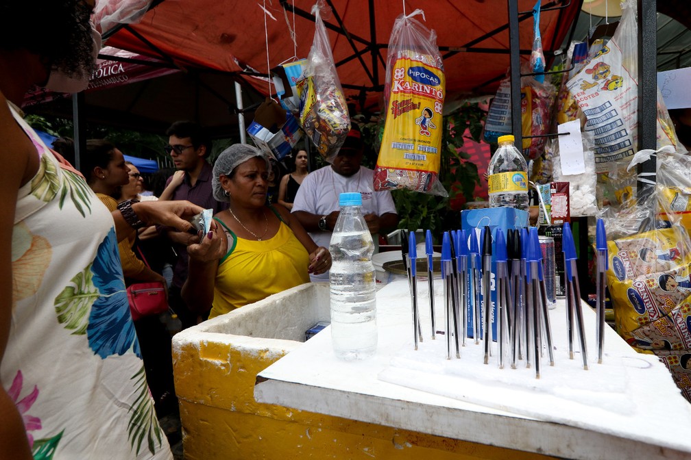 Enem 2022 - Recife - domingo (13): Canetas são vendidas em frente à Unicap, um dos locais de prova em Pernambuco — Foto: Marlon Costa/Pernambuco Press