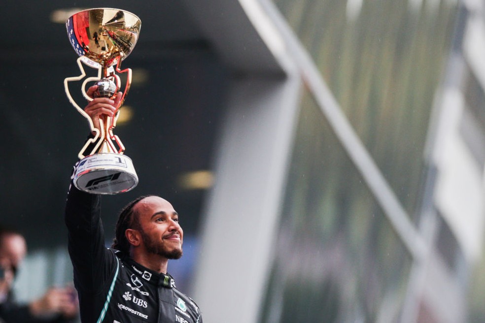 Lewis Hamilton comemora 100ª vitória da carreira, após conquistar GP da Rússia — Foto: Peter Fox/Getty Images