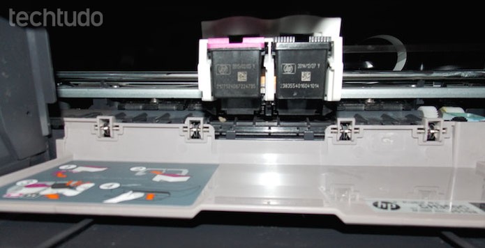 Carro do cartucho de impressão no centro do eixo (Foto: Edivaldo Brito/TechTudo)