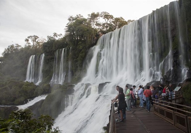 Cataratas do Iguaçu, na fronteira com a Argentina, foi eleita uma das sete maravilhas naturais do mundo (Foto: Santi Carneri/EFE)