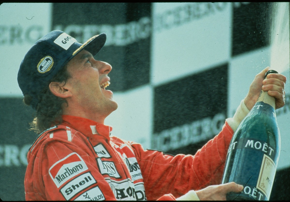 Pai e filho pilotos definem Ayrton Senna como "uma pessoa da família" e