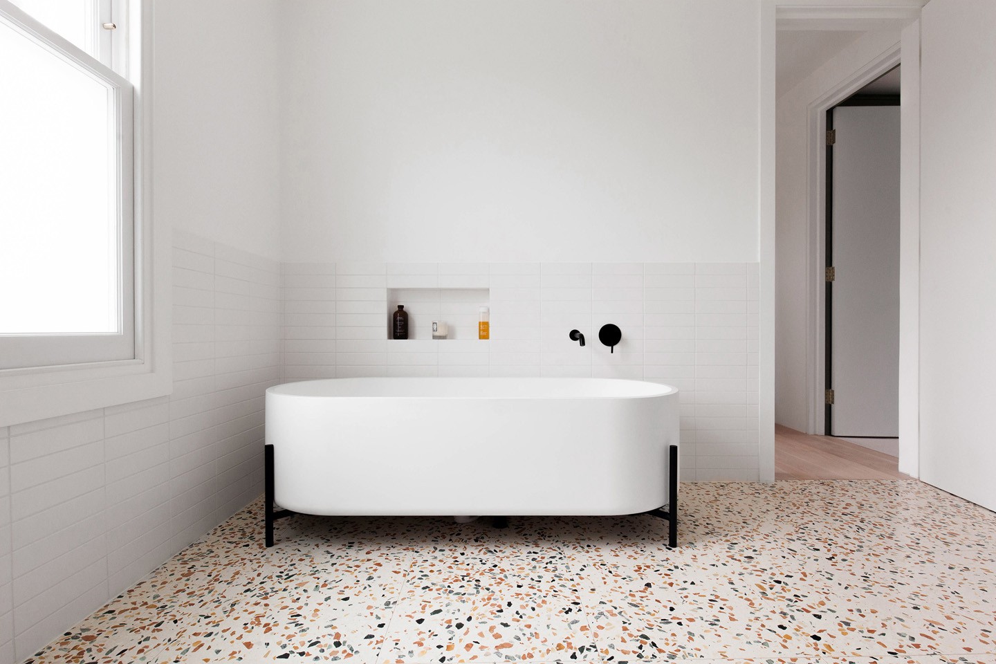 Décor do dia: piso de marmorite no banheiro (Foto: Emanuelis Stasaitis/Divulgação)