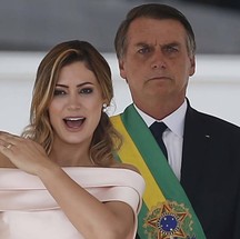 Na cerimônia de posse, a primeira-dama, Michelle Bolsonaro, chamou a atenção ao fazer um discurso em libras no parlatório, antes de Bolsonaro  — Foto: Jorge William / Agência O Globo