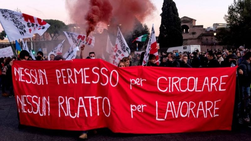 A exigência da vacina congtra covid-19 levou a protestos em vários países, como a Itália (Foto: Getty Images via BBC News)