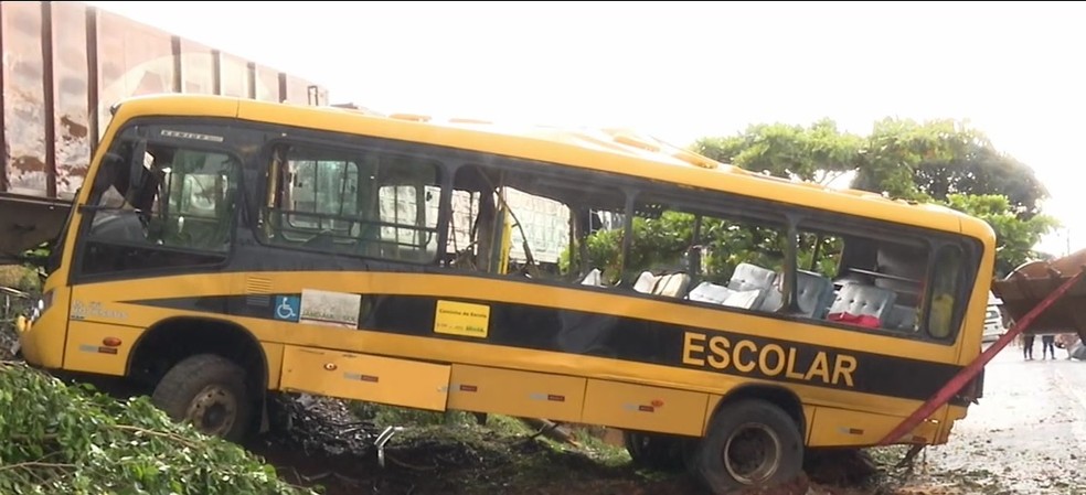 Ônibus que transportava alunos da Apae ficou destruído — Foto: Reprodução/RPC