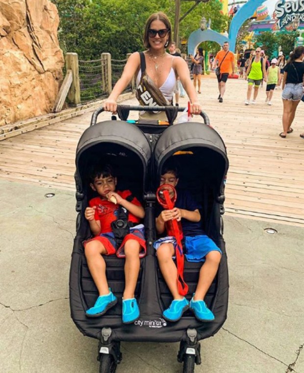 Deborah Secco com sobrinhos em Orlando (Foto: Reprodução / Instagram)