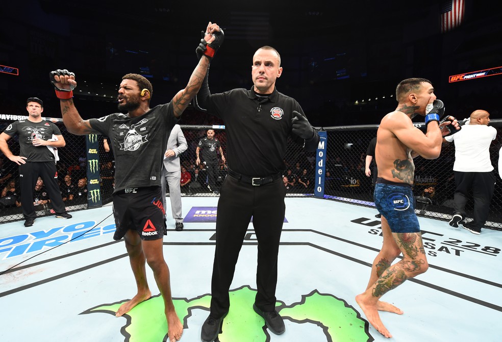 Michael Johnson comemora, enquanto Andre Fili não crê no resultado (Foto: Josh Hedges/Zuffa LLC / Getty Images)