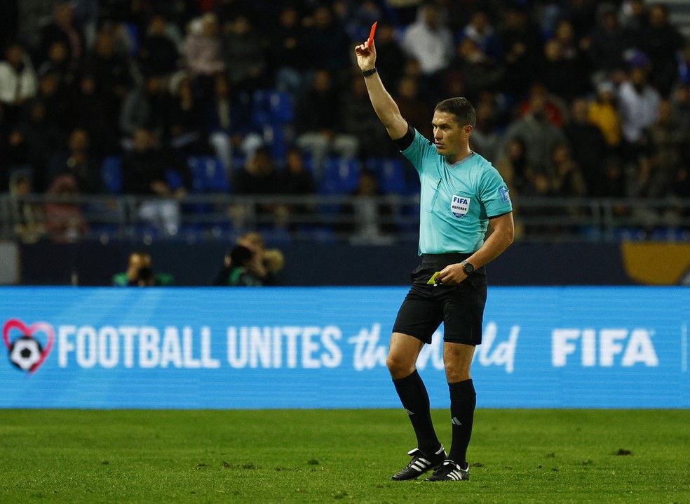 Árbitro de Flamengo x Al Hilal no momento do cartão vermelho de Gerson — Foto: REUTERS/Susana Vera