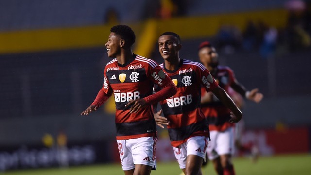 Matheus França comemora gol em Aucas x Flamengo
