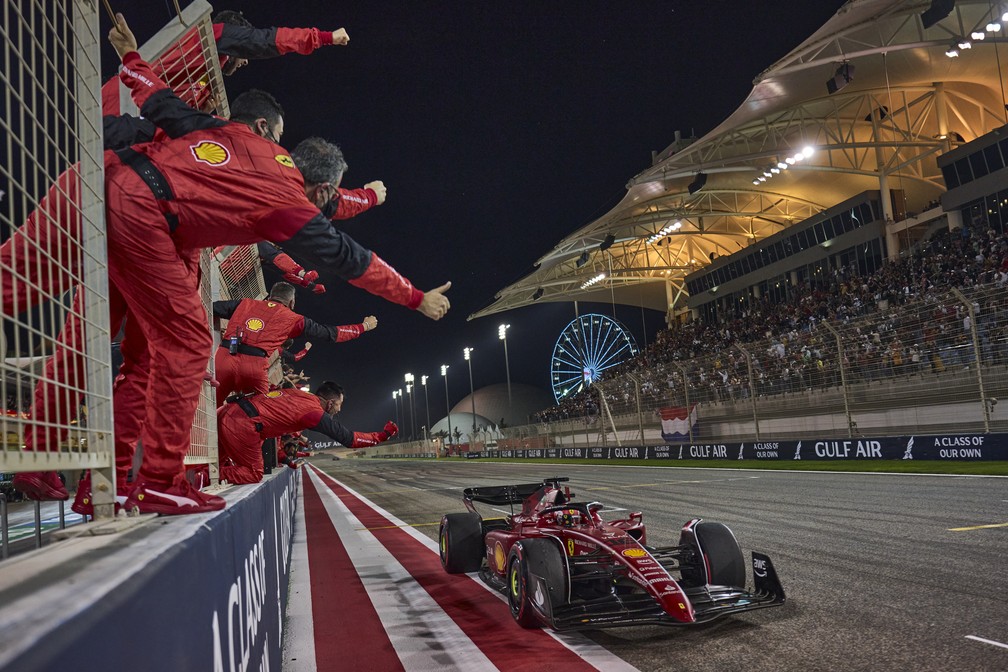 Charles Leclerc cruza a linha de chegada para vencer o GP do Bahrein de 2022 — Foto: Ercore Colombo/Ferrari