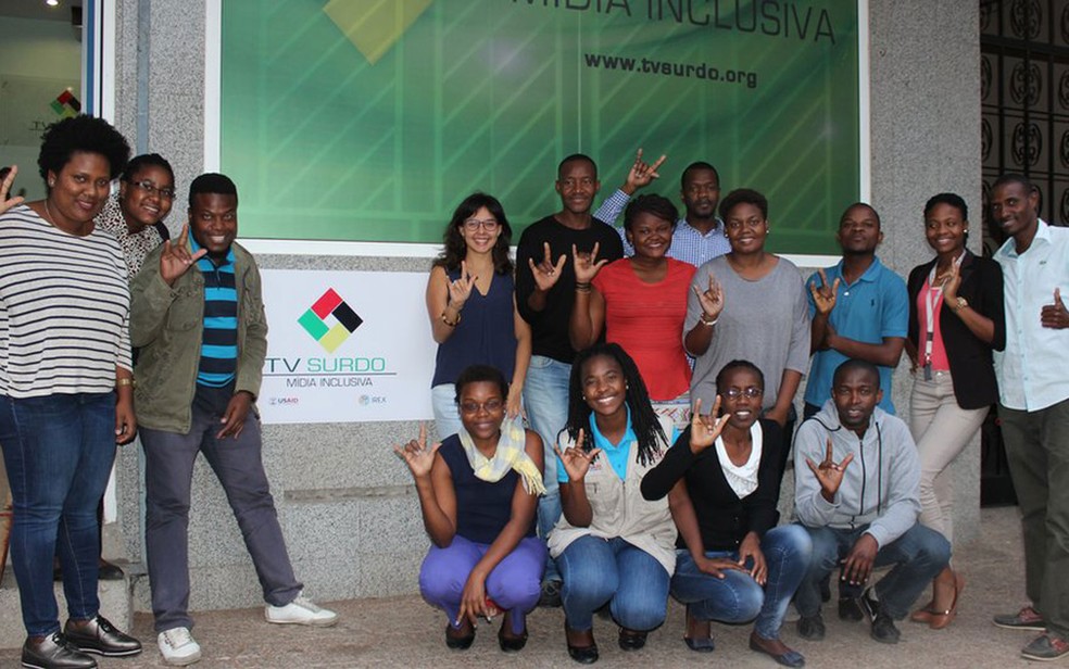 A jornalista da BBC Brasil (de pé, ao fundo, com blusa azul) visitou Moçambique e conheceu a TV Surdo (Foto: BBC)