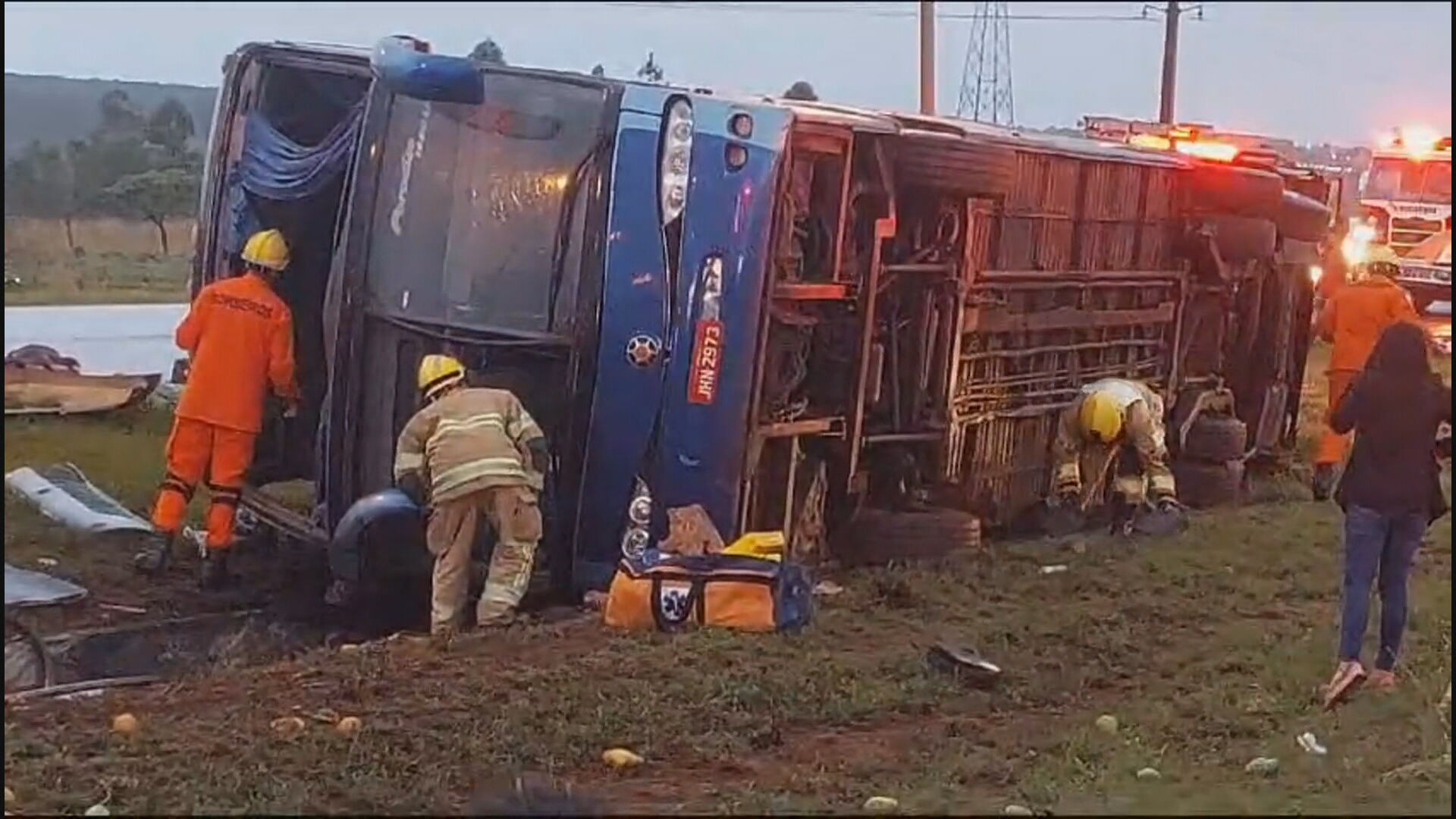 VÍDEO: ônibus de viagem tomba e deixa ao menos 30 feridos, no DF
