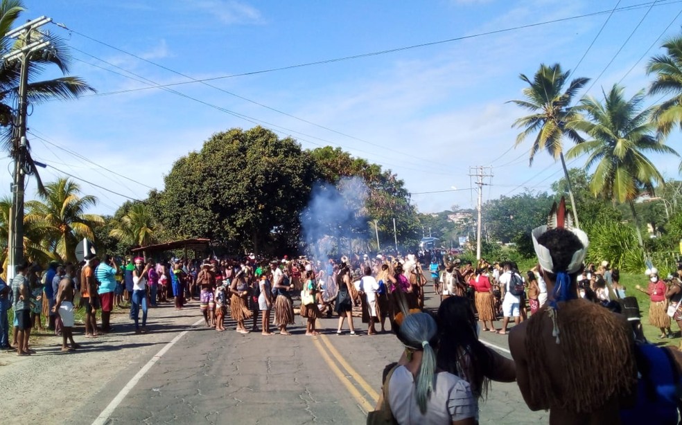 Membros da tribo tupinambá protestam na BA-001, entre as cidades de Ilhéus e Olivença — Foto: Divulgação/Cival Tupinambá