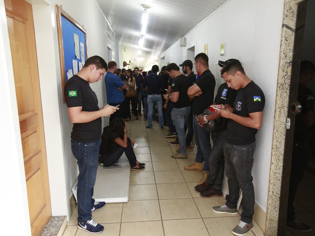 Agentes Penitenciários em greve aguardam a votação do Plano de Cargos e Carreiras na ALE-RO (Foto: Eliênio Nascimento/ALE-RO) Agentes Penitenciários em greve aguardam a votação do Plano de Cargos e Carreiras na ALE-RO (Foto: Eliênio Nascimento/ALE-RO)