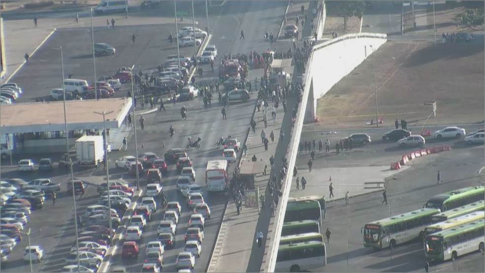 Trânsito complicado após acidente na plataforma superior da Rodoviária do Plano Piloto, em Brasília — Foto: TV Globo/Reprodução