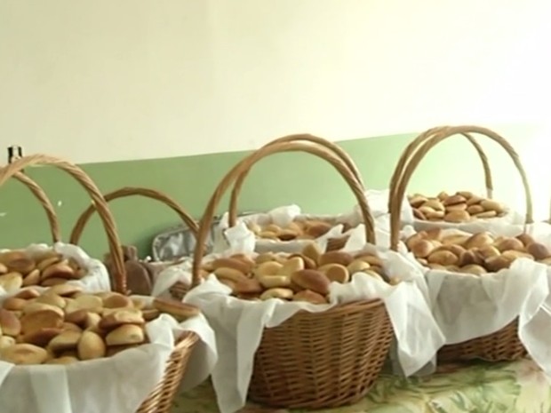 Voluntárias preparam ‘pães milagrosos’ de Santo Antônio, em Santo Antônio do Descoberto, em Goiás (Foto: Reprodução/TV Anhanguera)