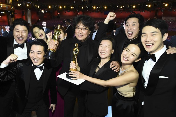 O diretor sul-coreano Bong Joon-ho e o elenco do filme Parasita, grande vencedor do Oscar deste ano (Foto: Divulgação )