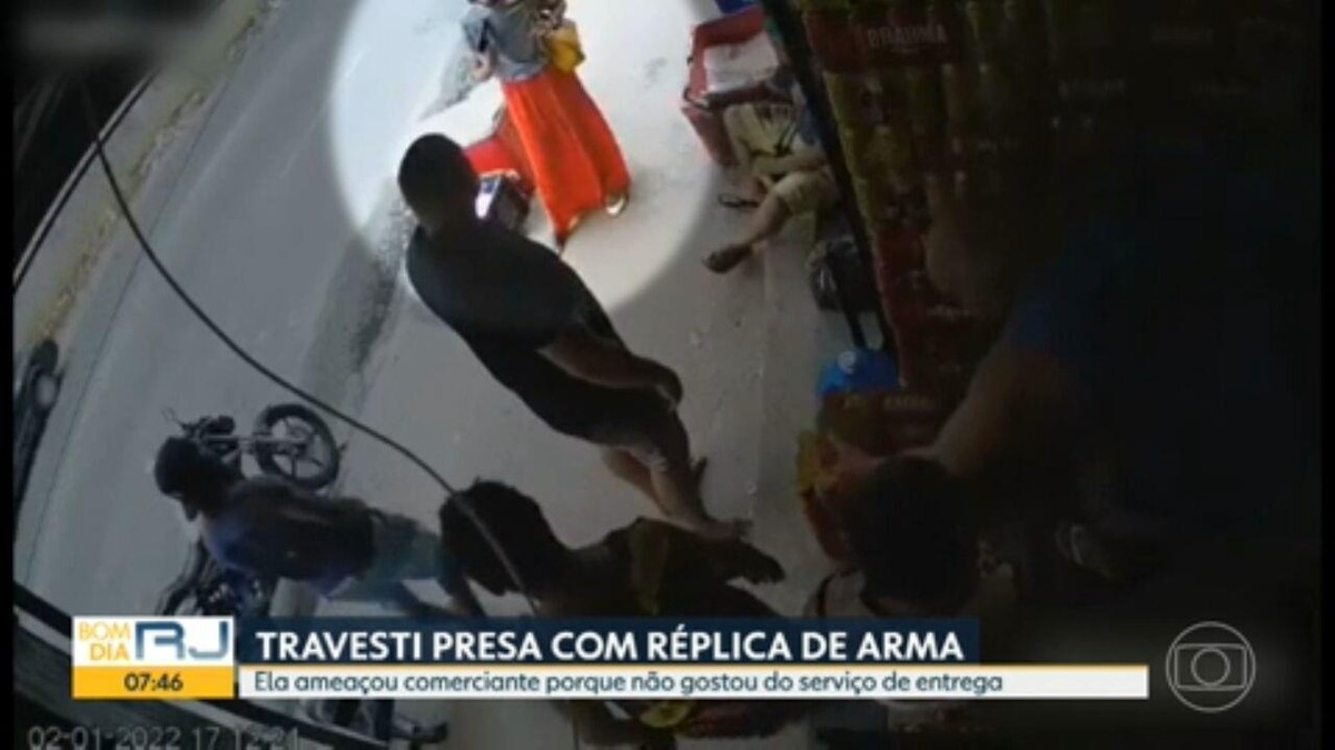 Mulher é presa após ameaçar comerciante com réplica de arma de fogo - G1