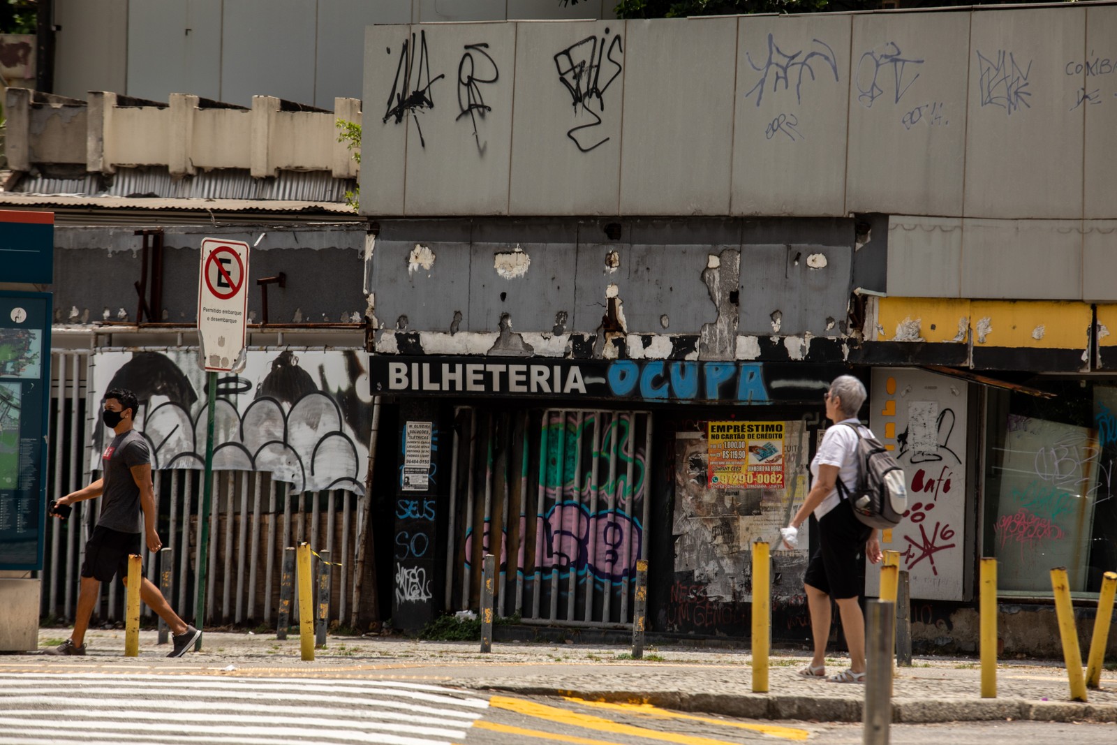 A entrada onde funcionava a bilheteria com marcas do tempo — Foto: Brenno Carvalho (10/02/2021)