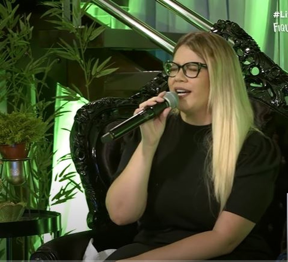 Live da cantora Marília Mendonça, transmitida em abril de 2020 — Foto: Reprodução - YouTube