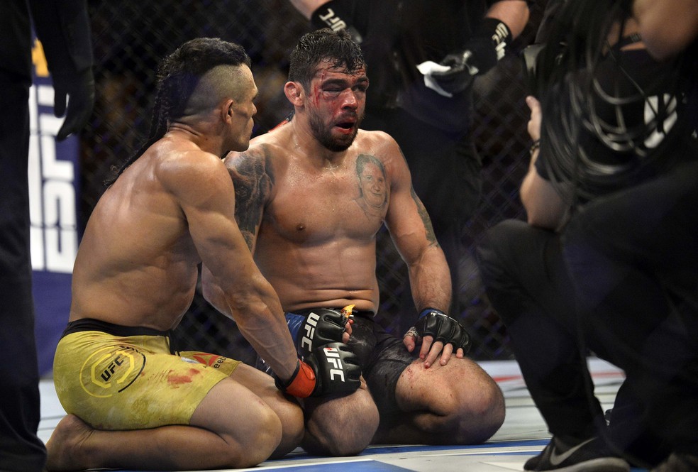 Douglas D'Silva consola Renan Barão após sua vitória no UFC São Paulo — Foto: Marcos Ribolli