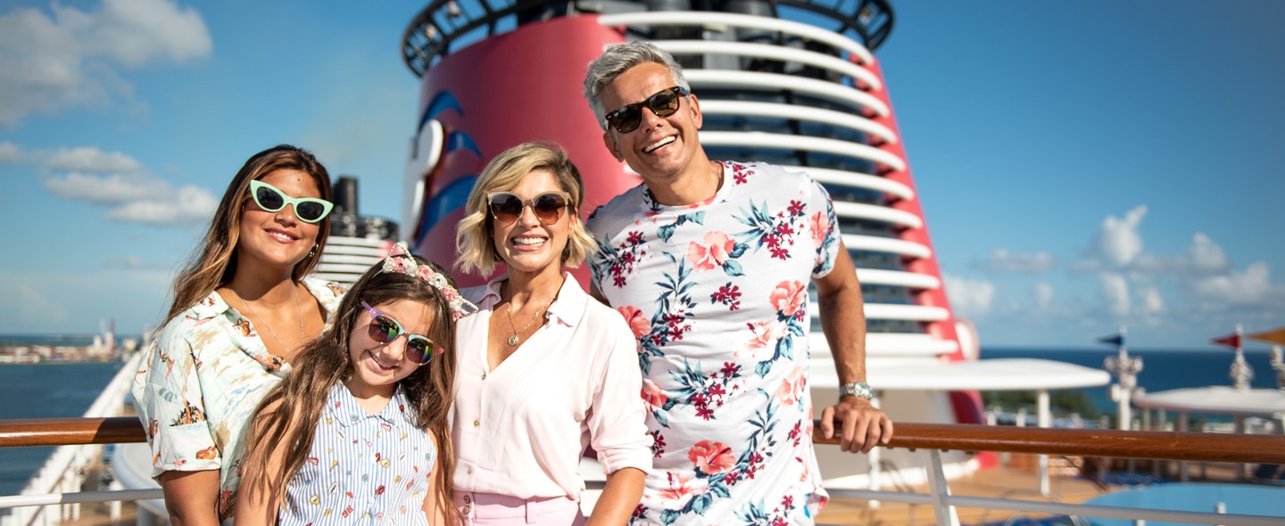 Flavia Alessandra E Otaviano Costa Embarcam Com A Familia No Cruzeiro Disney Amamos Sol Praia E Mar Quem Capa