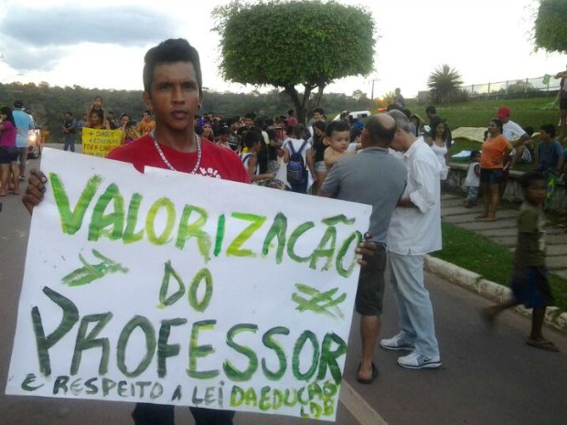 População de Presidente Figueiredo foi às ruas do município para protestar (Foto: Jackson Salvaterra/TV Amazonas)