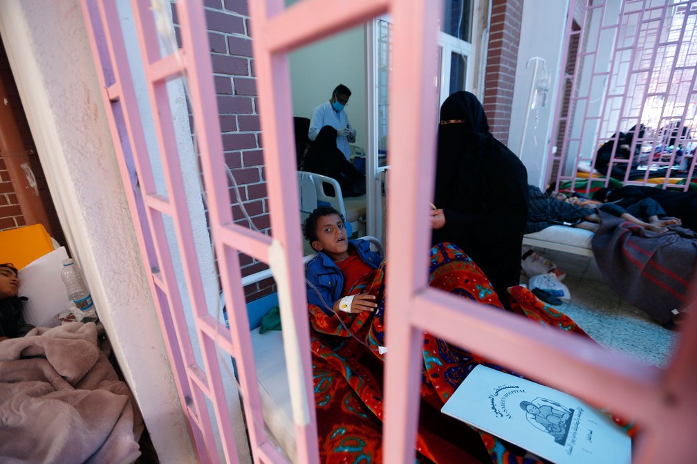 Hospital trata crianças com suspeita de cólera em Sanaa, no Iêmen  (Foto: Mohammed HUWAIS / AFP)