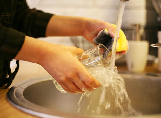 lavar-louça-pia-cozinha-esponja-bucha-água-torneira (Foto: ThinkStock)