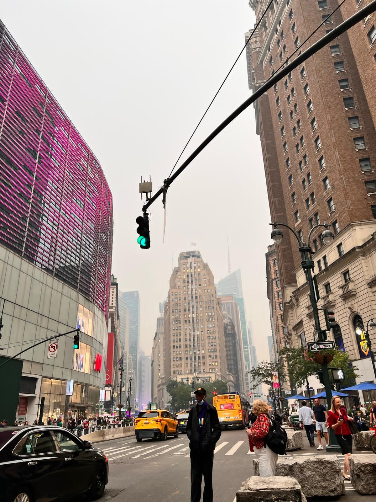Brasileira relata dias de medo e nervosismo em Nova York com nuvem de fumaça: 'Máscara até em lugares fechados'; VÍDEO