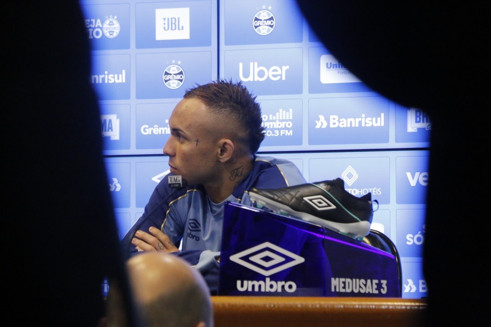 Presença de Everton encheu a sala de entrevistas do Grêmio — Foto: Eduardo Moura / GloboEsporte.com