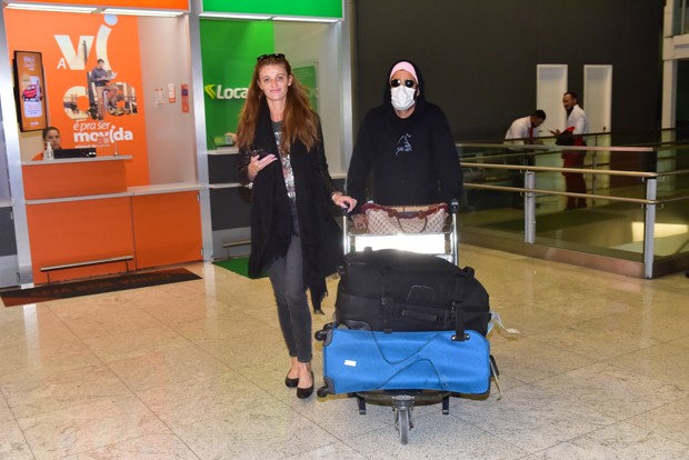 Pedro Scooby e Cintia Dicker desembarcaram em São Paulo na manhã desta sexta-feira (Foto: Leo Franco / AgNews)