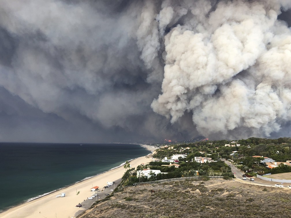 Fumaça de incêndio em Malibu, sul da Califórnia — Foto: Ben Watkins/Cortesia à AP