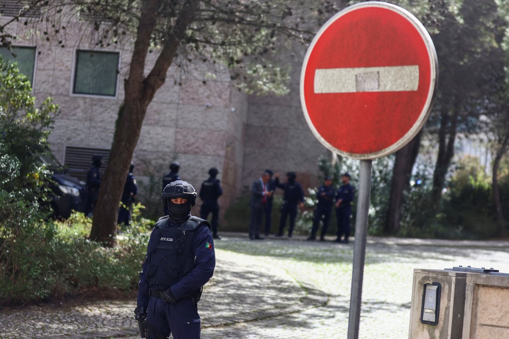 Policiais na porta do Centro Ismaelita de Lisboa, onde um homem esfaqueou e matou pessoas, em 28 de março de 2023.  — Foto: Pedro Nunes/ Reuters