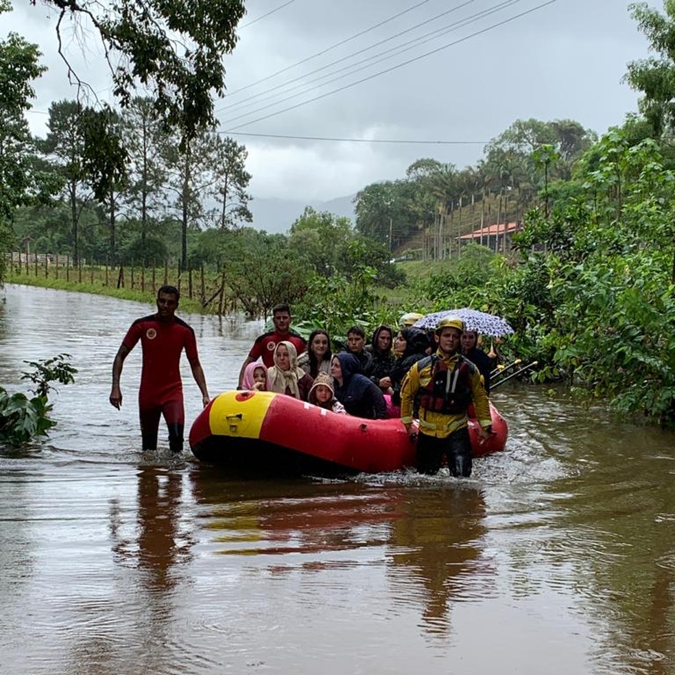 Santo Amaro da Imperatriz: pessoas resgatadas pelos bombeiros no domingo (27 — Foto: Prefeitura de Santo Amaro da Imperatriz